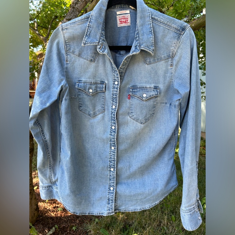 Levi Strauss classic fit denim long sleeve shirt size M